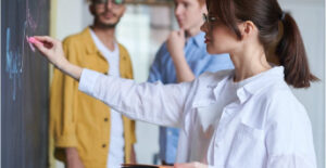 Rectangle 85 (4) studentka pisząca na tablicy